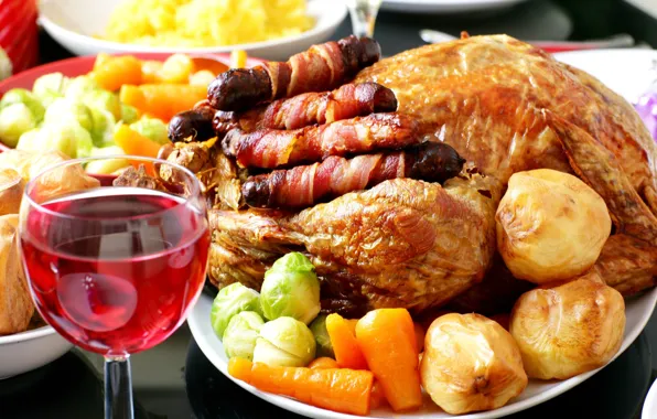 Картинка овощи, морковь, праздничный стол, бокал вина, картофель, гарнир, жареная курица, колбаски