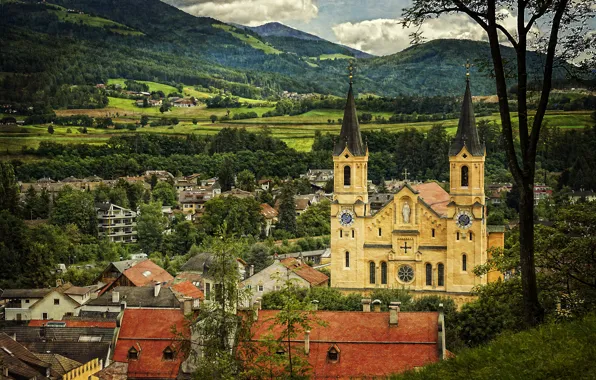 Картинка поле, лес, небо, облака, деревья, горы, дома, Италия