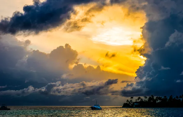 Картинка море, небо, закат, тучи, пальмы, берег, Мальдивы, катера
