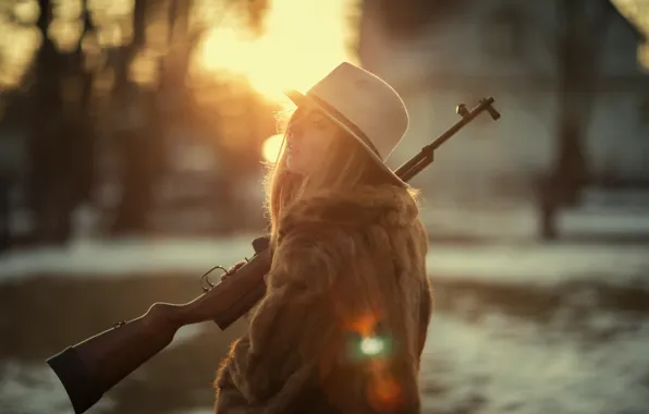Картинка девушка, лицо, рассвет, шляпа, мех, винтовка, Marta