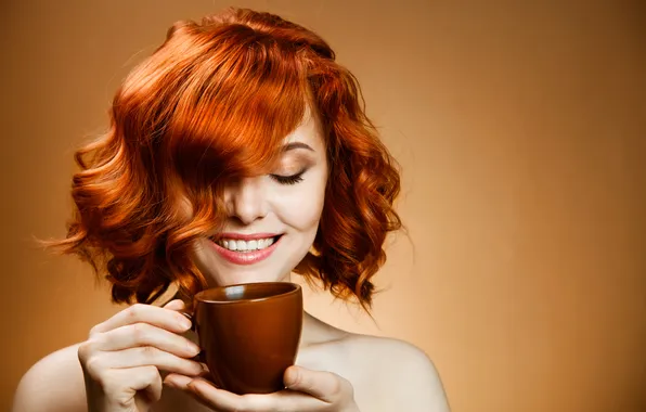 Картинка девушка, улыбка, кофе, чашка, рыжая, напиток, причёска