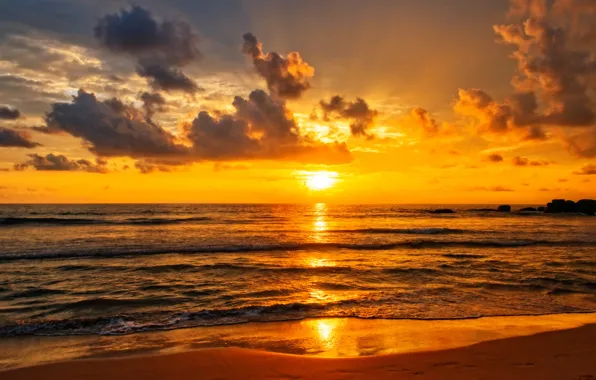 Картинка пляж, облака, закат, отражение, волна, зеркало, оранжевое небо