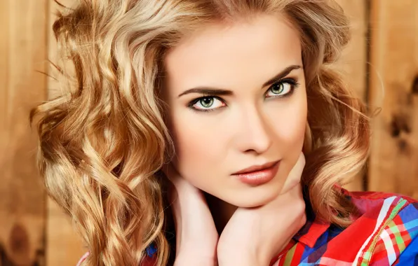 Картинка взгляд, крупный план, лицо, портрет, руки, макияж, прическа, блондинка