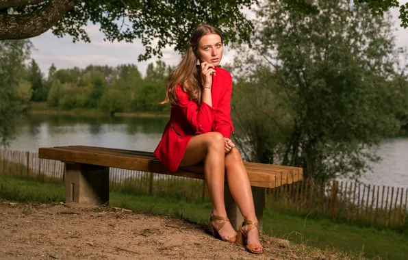 Скамейка, ноги, платье, сидит, в красном