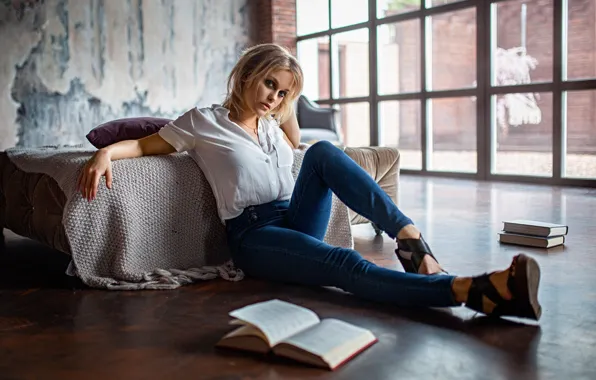 Картинка девушка, поза, книги, джинсы, Аня, на полу, Александр Куренной