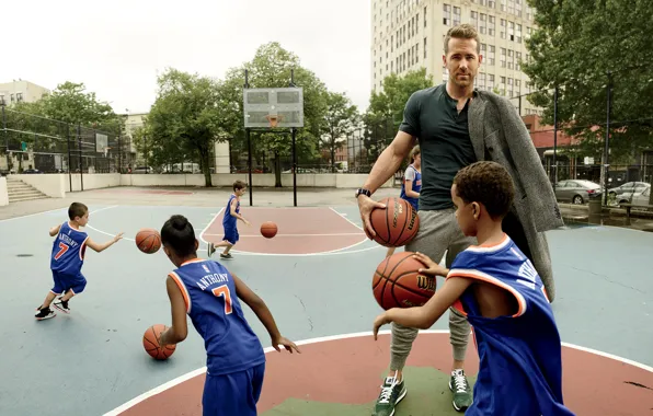 Картинка дети, спорт, мячи, актер, Райан Рейнольдс, Ryan Reynolds, баскетбол, фотосессия