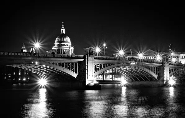 Картинка ночь, мост, река, черно-белая, фонари