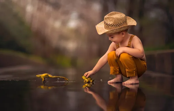 Шляпа, мальчик, лягушки