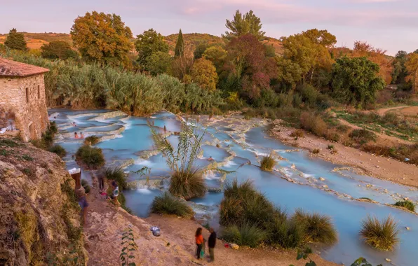 Люди, холмы, растительность, водоём, Saturnia