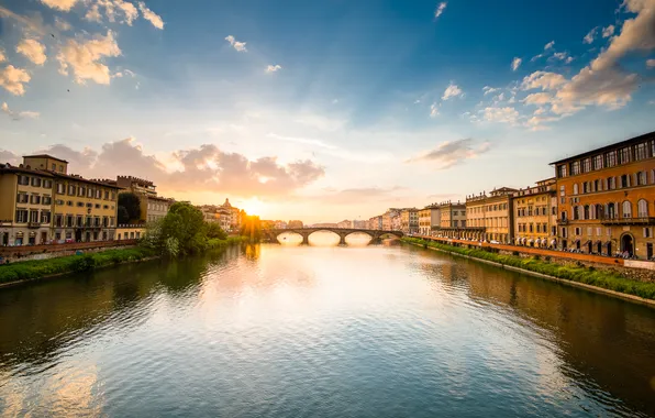 Картинка небо, солнце, река, дома, Италия, Флоренция, Арно, мост Санта-Тринита