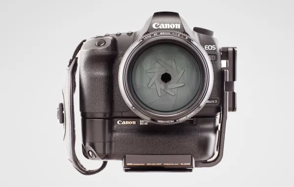 Картинка обои, фотоаппарат, белый фон, Canon 5D mark II, объектив EF 85mm f/1, 2 L USM …