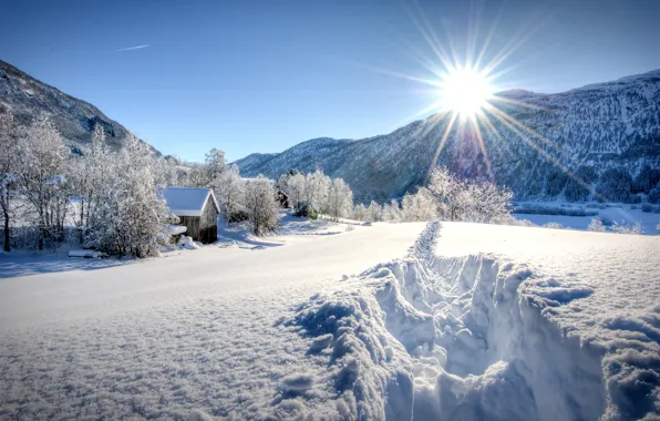 Картинка зима, небо, снег, деревья, горы, сугробы, домики, лучи солнца