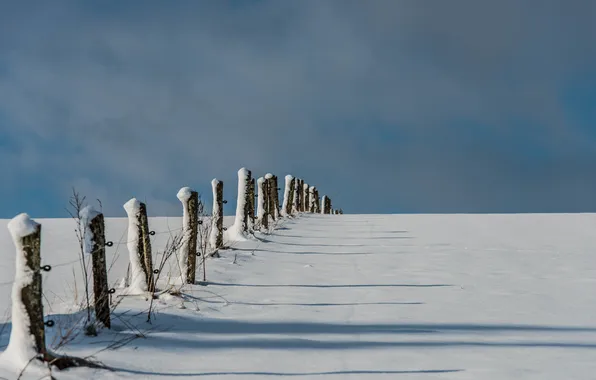 Картинка зима, поле, облака, снег, забор, тень, ферма