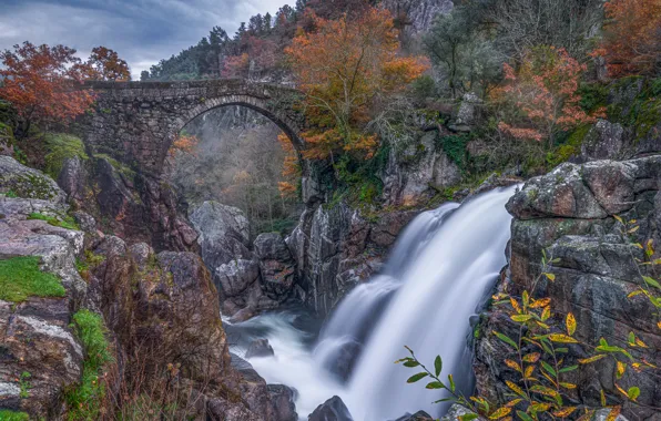 Картинка осень, деревья, мост, река, камни, водопад, Португалия