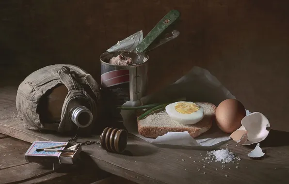 Яйцо, спички, хлеб, соль, закуска, фляжка