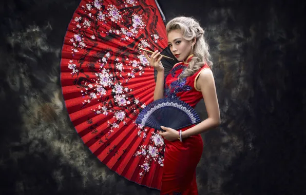 Картинка девушка, стиль, фон, платье, веер, азиатка, красное платье, курительная трубка
