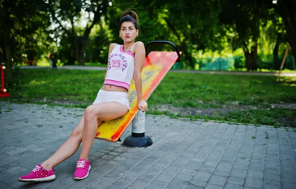 Картинка girl, shorts, beauty, brunette, sneakers, tank top