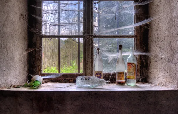 Картинка паутина, окно, бутылки
