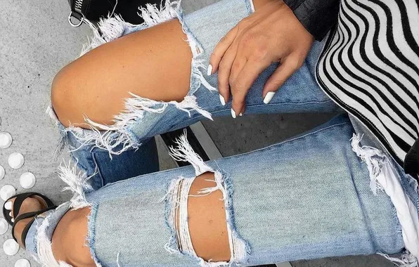Девушка, джинсы, сумочка, маникюр, стройные ножки, загорелые ножки