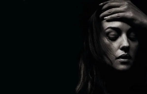 Картинка лицо, фон, чёрный, рука, актриса, Monica Bellucci, Моника Беллуччи