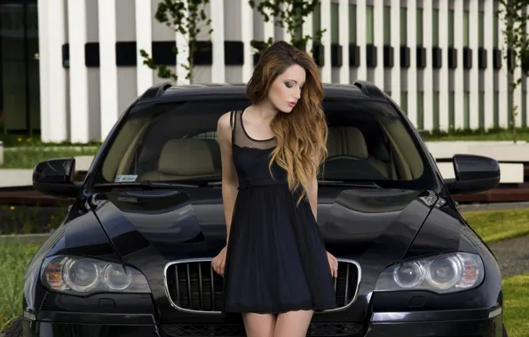 Девушки, BMW, красивая девушка, черный авто, позирует над машиной