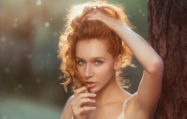Women, bokeh, portrait, looking at viewer, holding hair, tree bark, Vyacheslav Ivanov, Elizaveta Kurilko