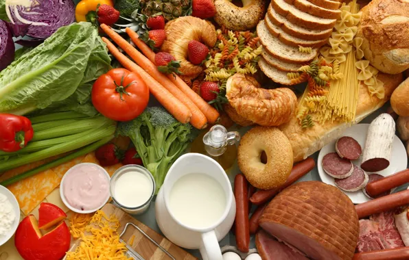 Сосиски, молоко, клубника, хлеб, мясо, овощи, помидоры, морковь