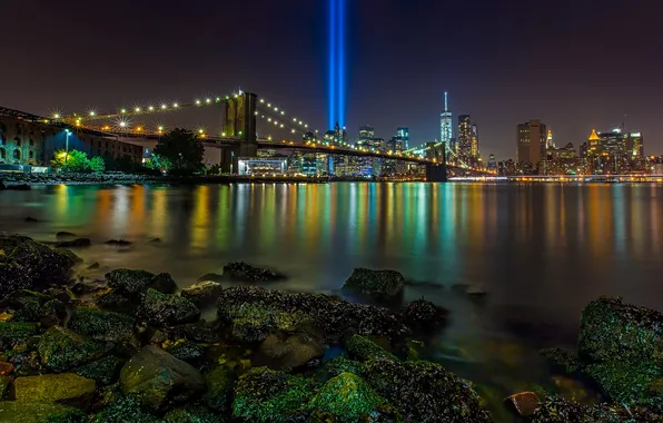 Картинка лучи, мост, пролив, камни, Нью-Йорк, Бруклинский мост, ночной город, Манхэттен