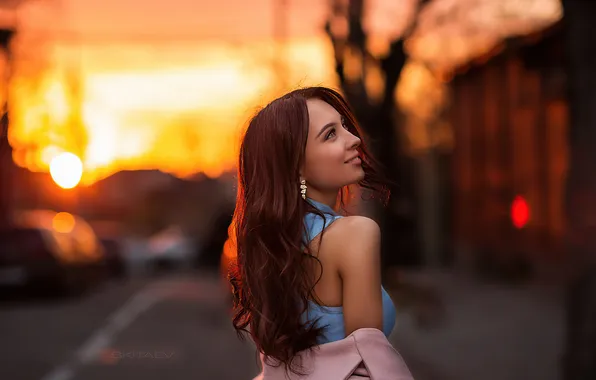 Лето, девушка, город, огни, улыбка, улица, модель, вечер