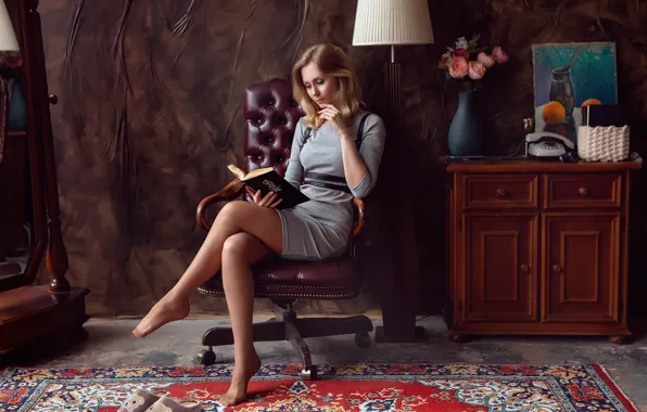 Взгляд, девушка, поза, комната, кресло, платье, книга, ножки