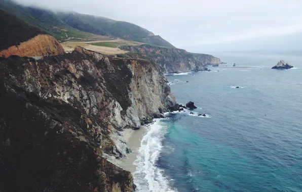 Картинка дорога, волны, пляж, туман, скалы, Калифорния, островок, береговая линия