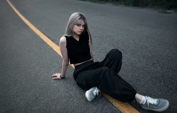 Картинка girl, young, beautiful, model, blonde, black clothes, long-haired, sneakers