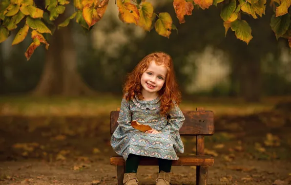 Картинка осень, взгляд, листья, ветки, улыбка, настроение, девочка, рыжая
