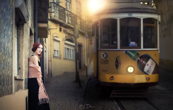 Картинка девушка, город, трамвай