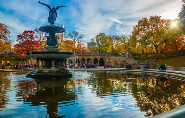 Картинка осень, солнце, деревья, город, Нью-Йорк, фонтан, США, скульптура