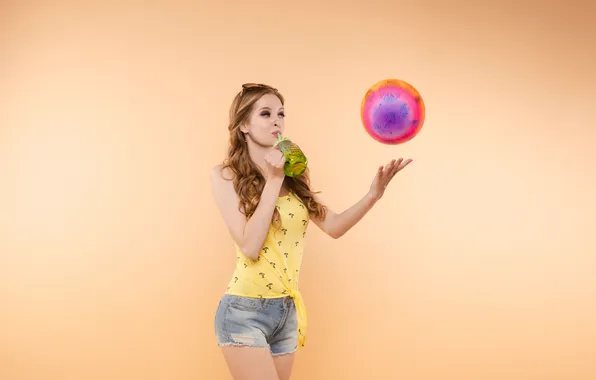 Картинка sunglasses, shorts, woman, denim, ball, clothes, bright