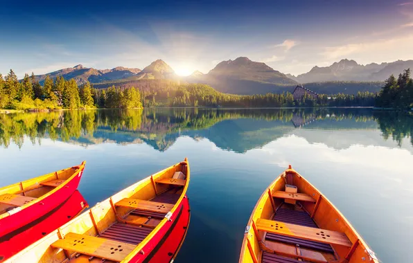 Картинка деревья, горы, лодки, солнечные лучи, горное озеро