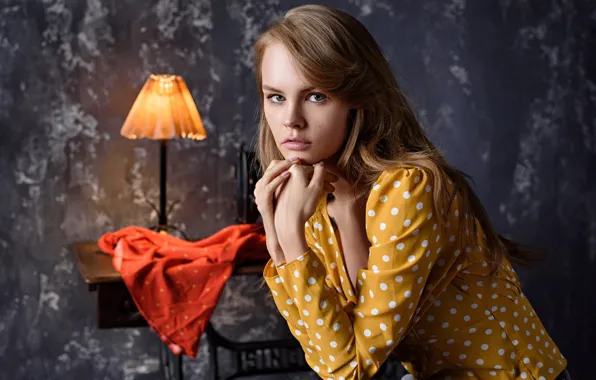 Картинка взгляд, поза, модель, лампа, портрет, блузка, Анастасия Щеглова, Anastasiya Scheglova