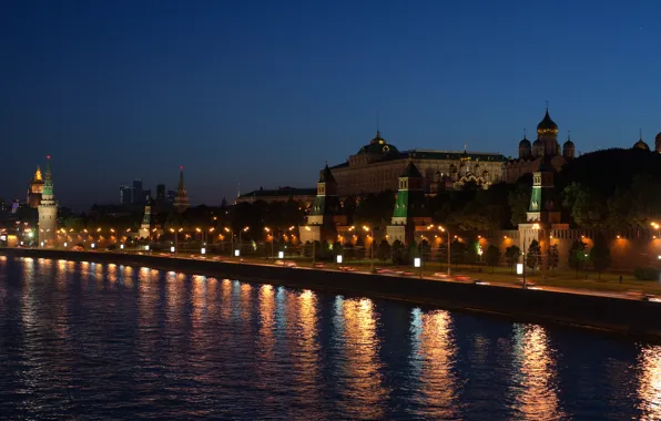 Картинка ночь, город, огни, река, кремль, набережная, светильники
