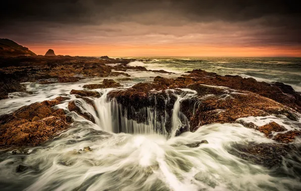 Pacific Ocean, Oregon Coast, Thor's Well, blow hole