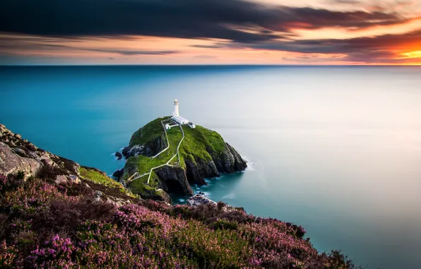 Картинка маяк, Уэльс, Ирландское море, скалистый остров Южный Стэк