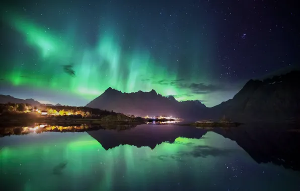 Картинка свет, горы, ночь, отражение, северное сияние, городок, поселок, фьорд