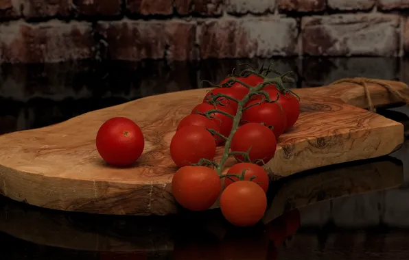 Кирпичи, помидоры, разделочная доска