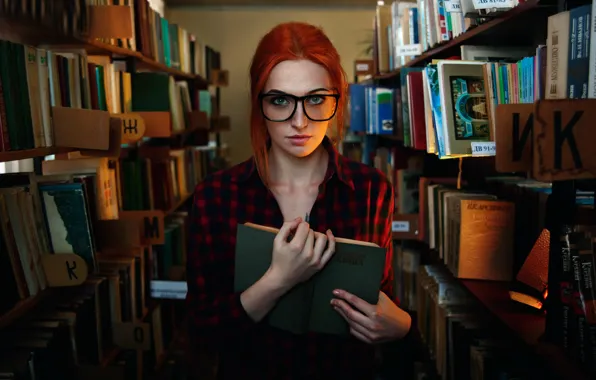 Картинка девушка, очки, веснушки, библиотека, прелесть, умная, здравствуй книга