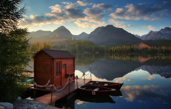 Картинка пейзаж, закат, горы, природа, озеро, лодки, причал, домик