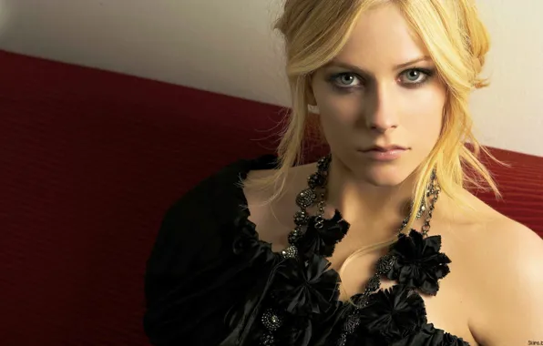 Певица, Avril Lavigne, черное платье