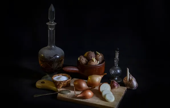 Стекло, темный фон, лук, алкоголь, ложка, картошка, графин, соль
