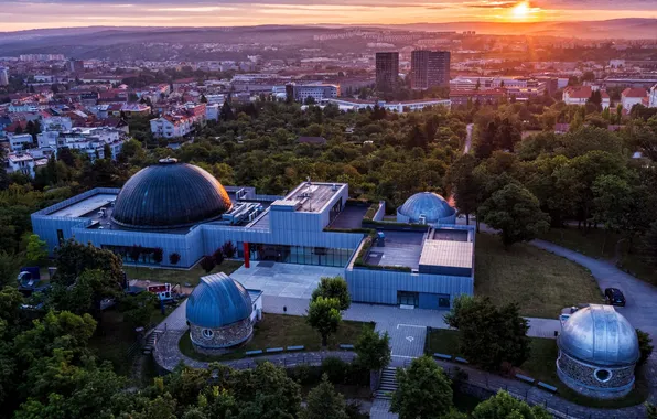 Закат, дома, вечер, Чехия, вид с высоты, Hvězdárna a planetárium Brno, обсерватория и планетарий, город …