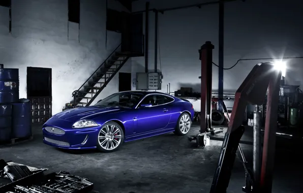 Синий, Jaguar, XKR, гараж