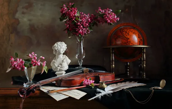 Картинка цветы, ноты, перо, скрипка, часы, статуэтка, натюрморт, глобус